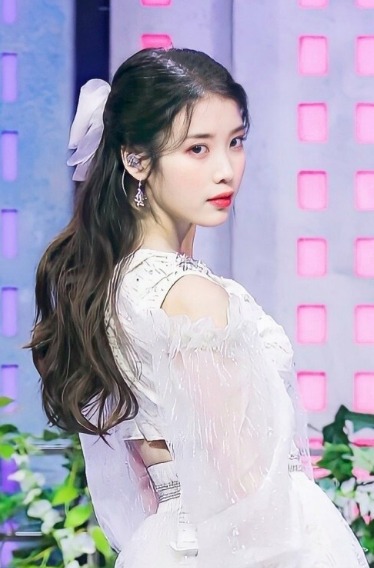 아이유 펌 스타일